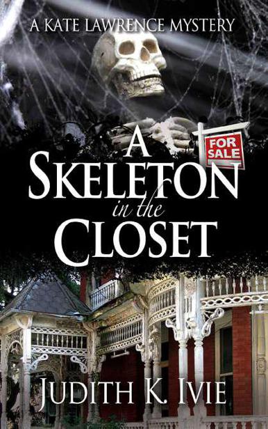 A Skeleton in the Closet (Kate Lawrence Mysteries)