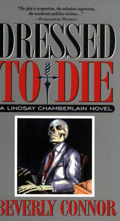 Dressed to Die: A Lindsay Chamberlain Novel by Beverly Connor