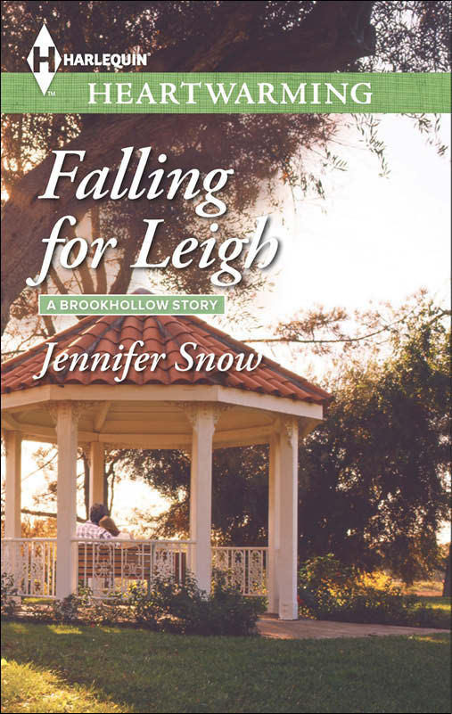 Falling for Leigh (2014) by Jennifer Snow