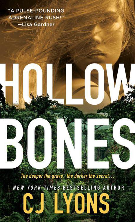 Hollow Bones (Special Agent Caitlyn Tierney) by C.J. Lyons