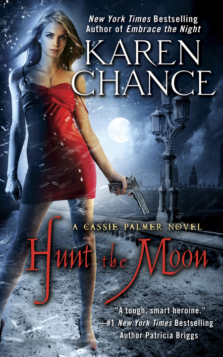 Hunt the Moon : Cassandra Palmer #5 by Karen Chance