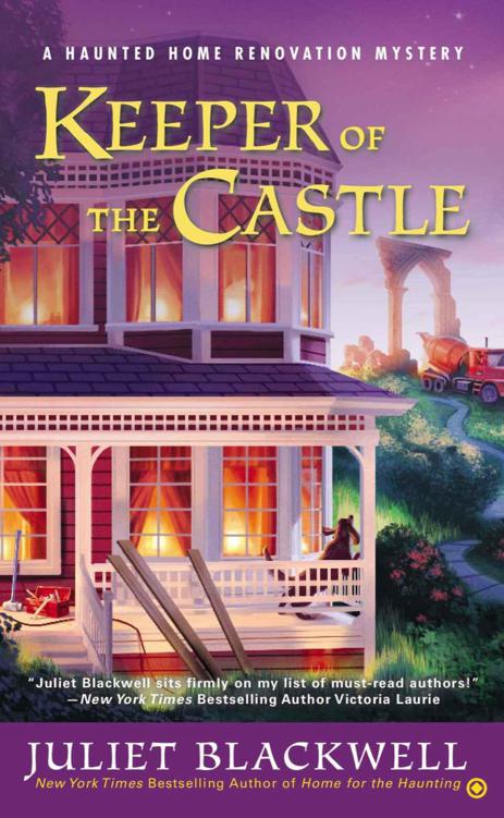 Keeper of the Castle: A Haunted Home Renovation Mystery by Juliet Blackwell
