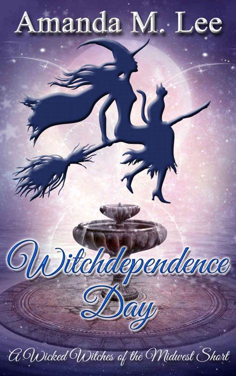 Witchdependence Day: A Wicked Witches of the Midwest Short (Wicked Witches of the Midwest Shorts Book 8) by Amanda M. Lee